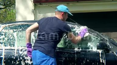 男工在洗车时用海绵洗车